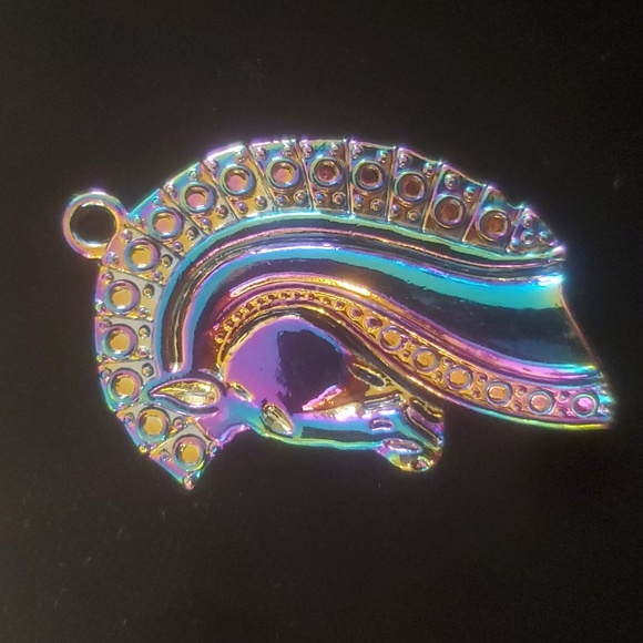 New Rainbow Plated Silver Carved Horse Pendant. - Picture 1 of 6